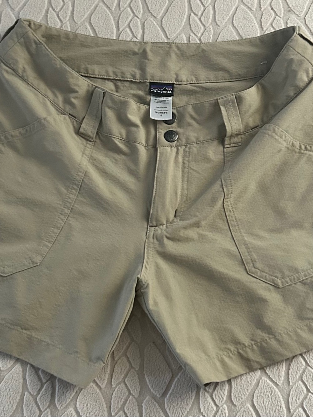 Patagonia Women’s khaki Tan Flat-Front Shorts Size 6